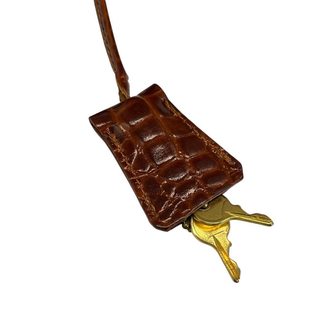 クロコダイル型押し 茶レザーバッグ 鍵付き 大容量