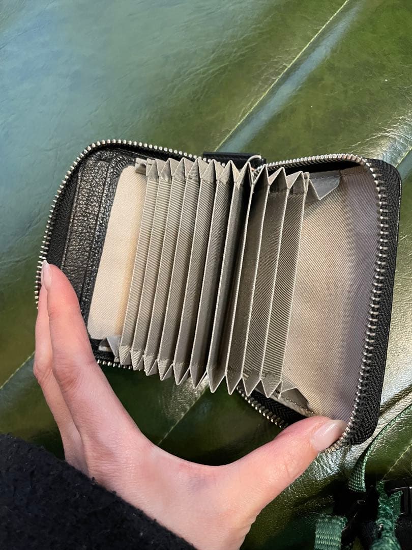 PEZ 刺繍 レザー折り財布