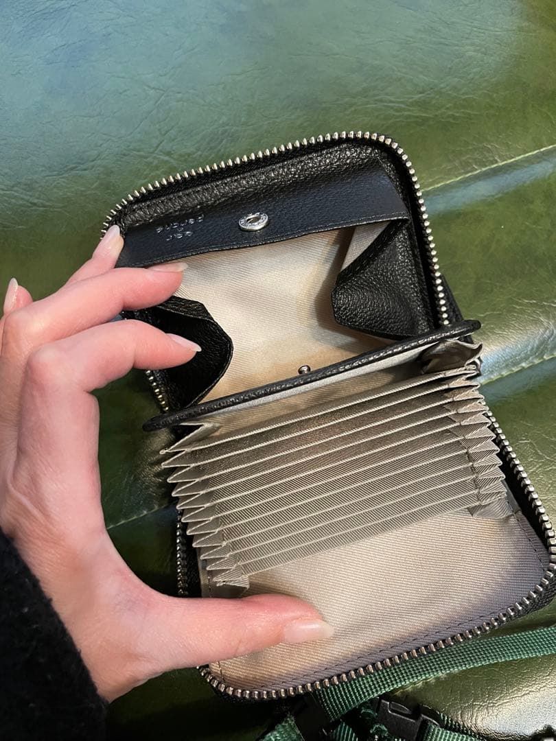 PEZ 刺繍 レザー折り財布