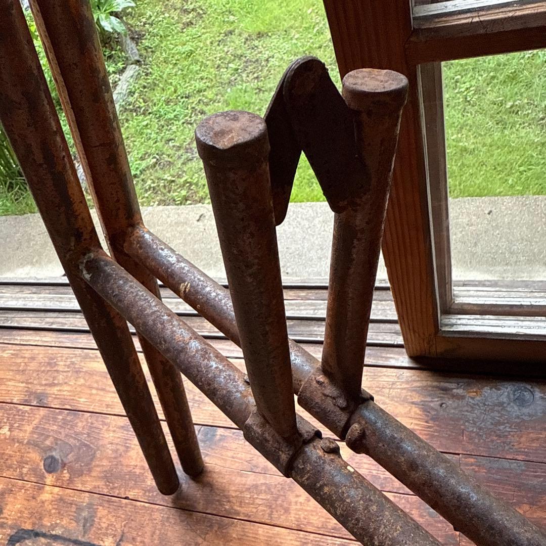 古道具　錆た古い脚立　ビンテージ　古びた鉄製　作業足場　昭和レトロ　オブジェ