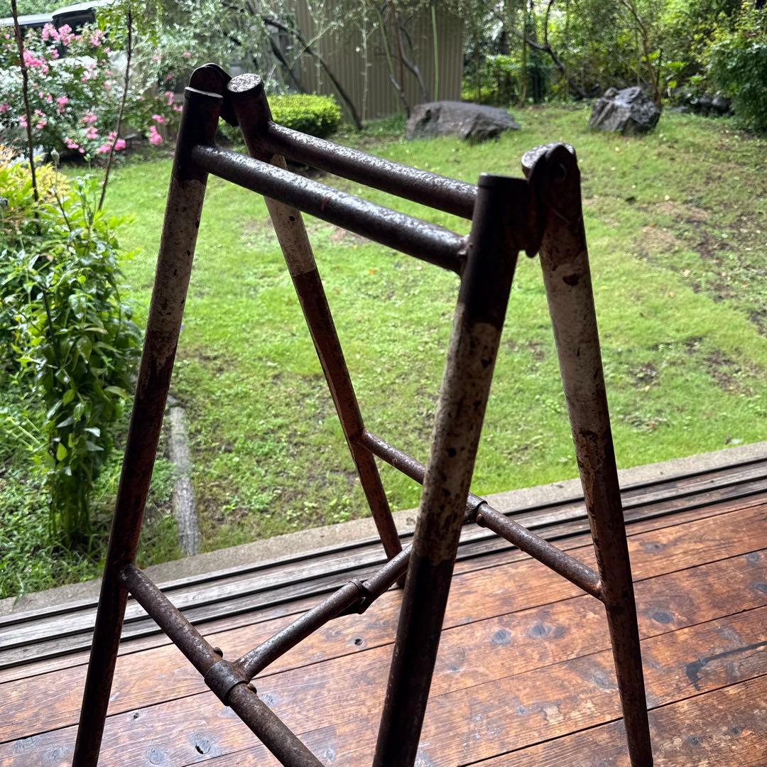 古道具　錆た古い脚立　ビンテージ　古びた鉄製　作業足場　昭和レトロ　オブジェ