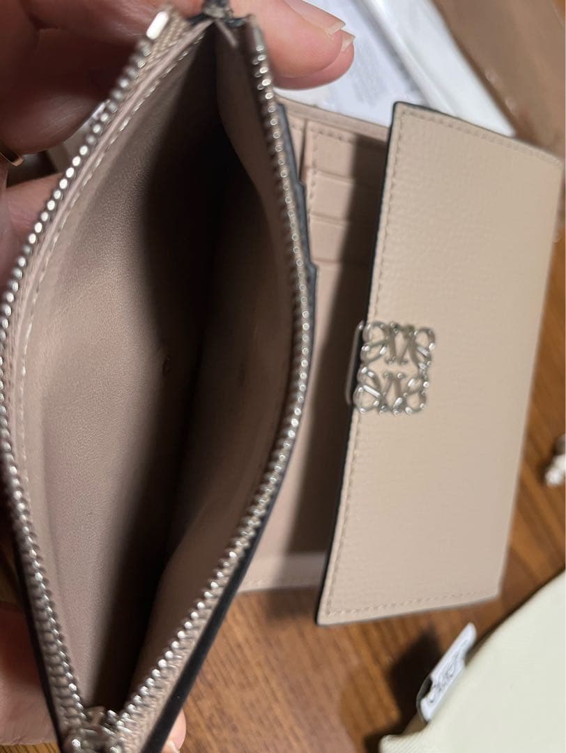 美品 ロエベLOEWEアナグラム バーティカルウォレット　サンド 三つ折り財布