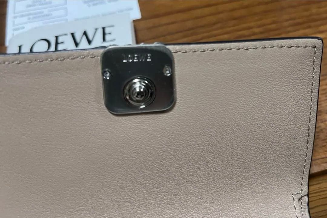 美品 ロエベLOEWEアナグラム バーティカルウォレット　サンド 三つ折り財布