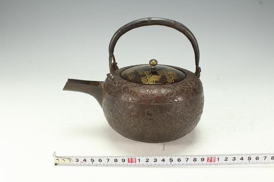 古鉄 纏枝蓮花紋 蒔絵蓋 鉄瓶 注器(K-LC688)