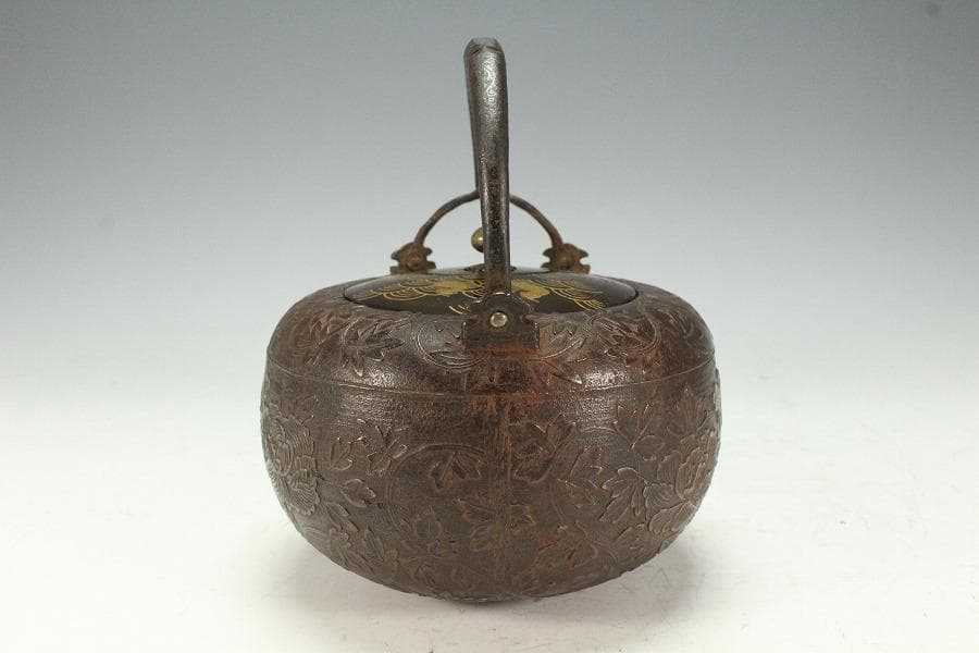 古鉄 纏枝蓮花紋 蒔絵蓋 鉄瓶 注器(K-LC688)