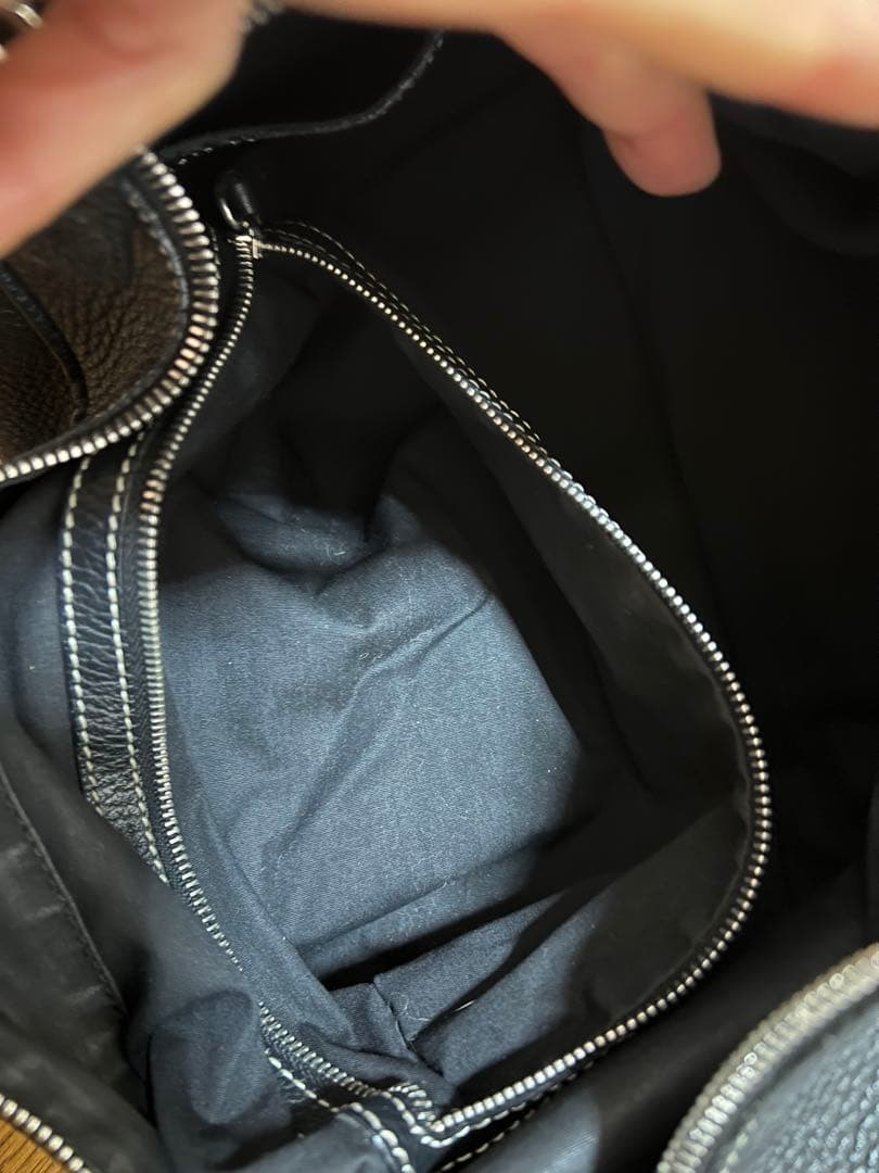 黒いレザーショルダーバッグ