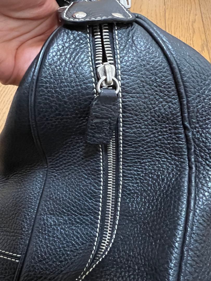 黒いレザーショルダーバッグ