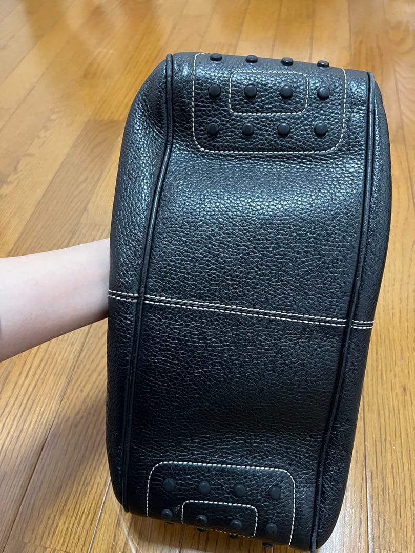 黒いレザーショルダーバッグ