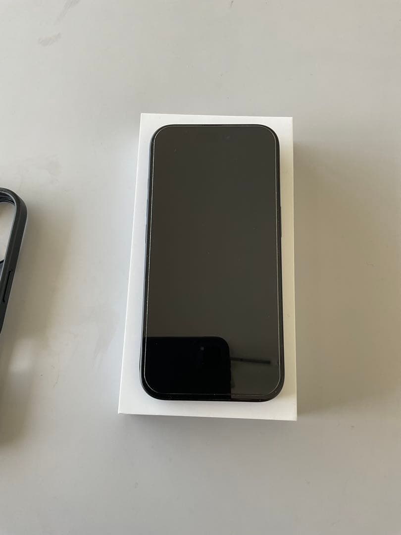 【中古美品】Apple iPhone 16 128Gブラック ケース、フィルム付