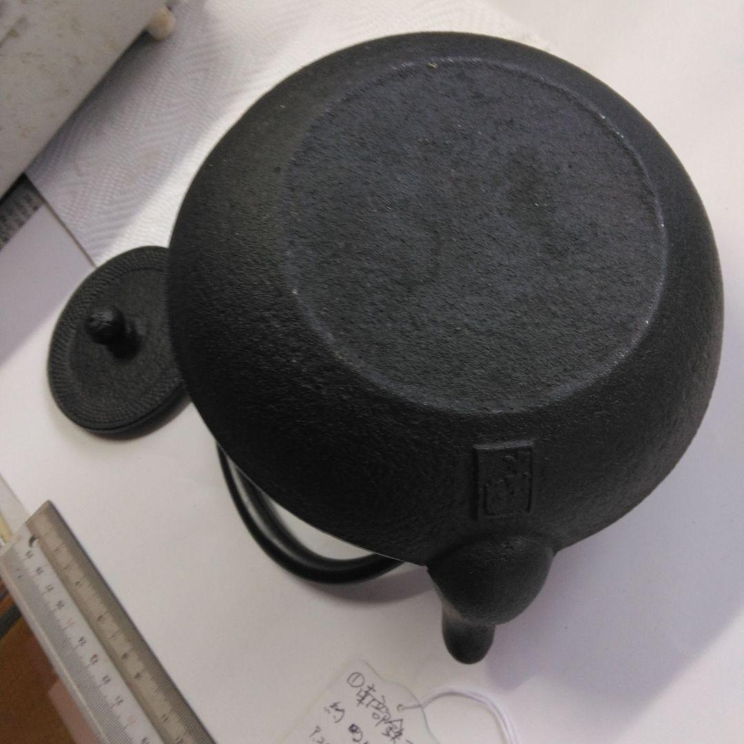 黒い鋳鉄製鉄瓶 凹凸デザイン