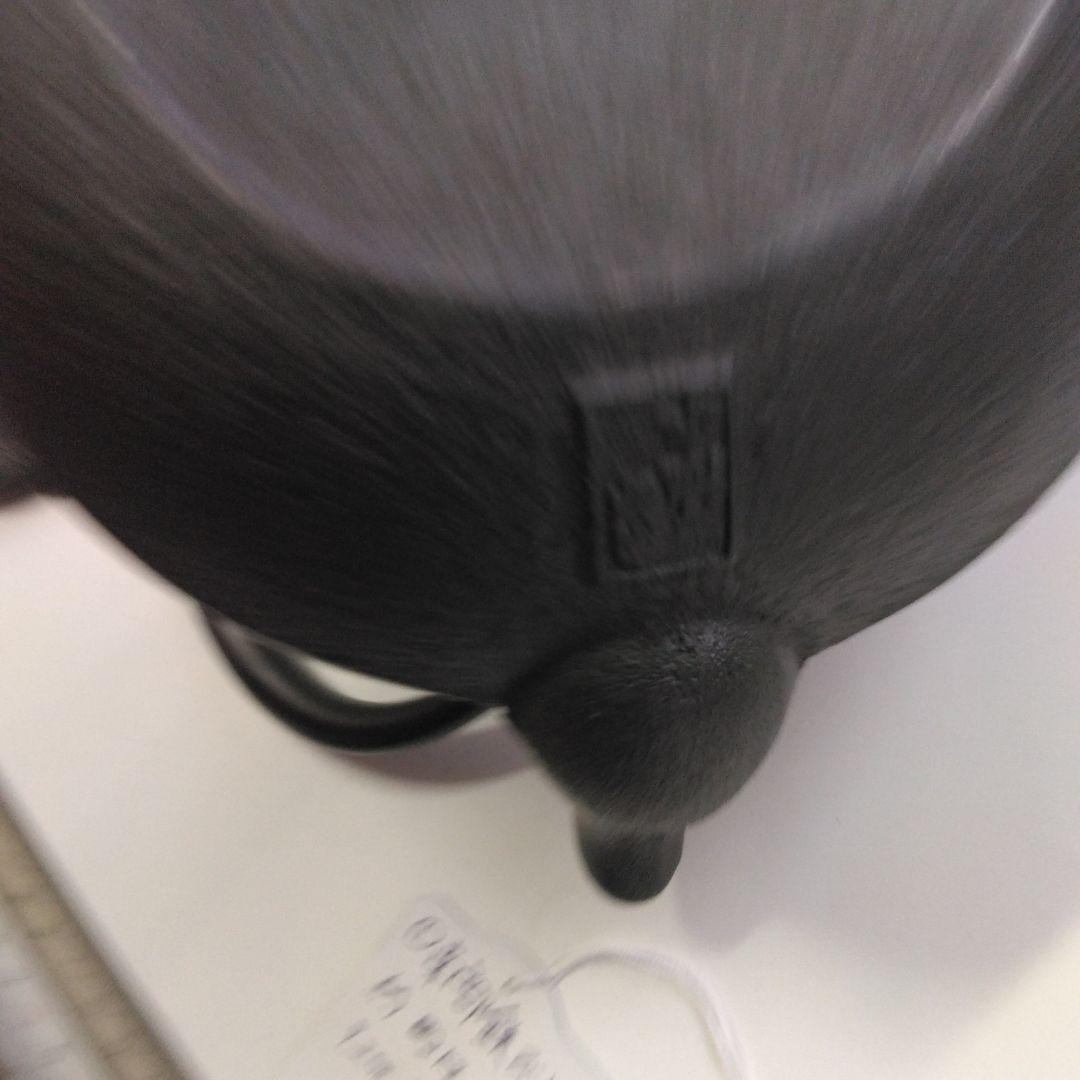 黒い鋳鉄製鉄瓶 凹凸デザイン