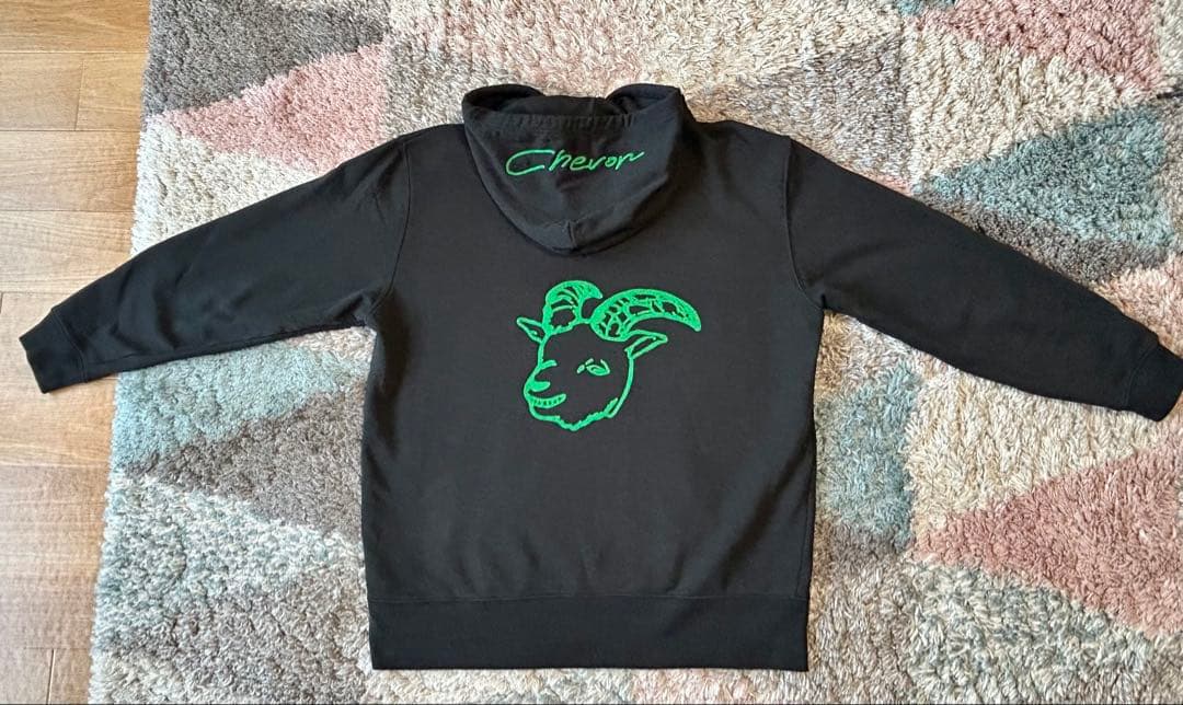 Chevon 谷絹茉優さんカラー　パーカータイプ