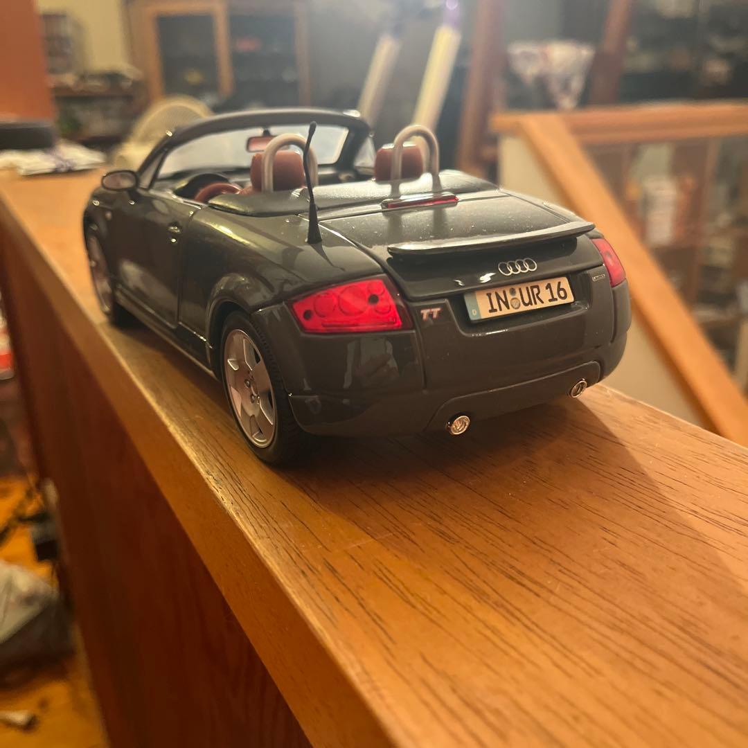 ミニカー Audi TT Roadster 1/18