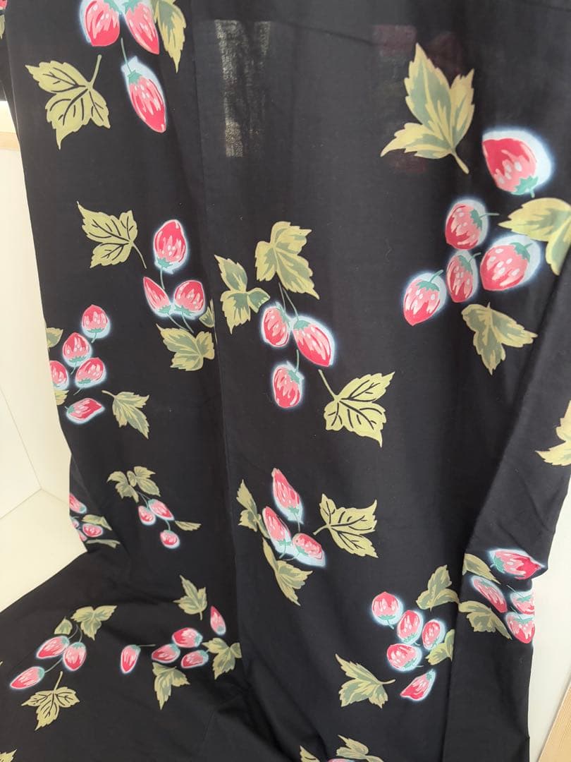 黒地にいちご柄　レディース　浴衣　ゆかた　美品