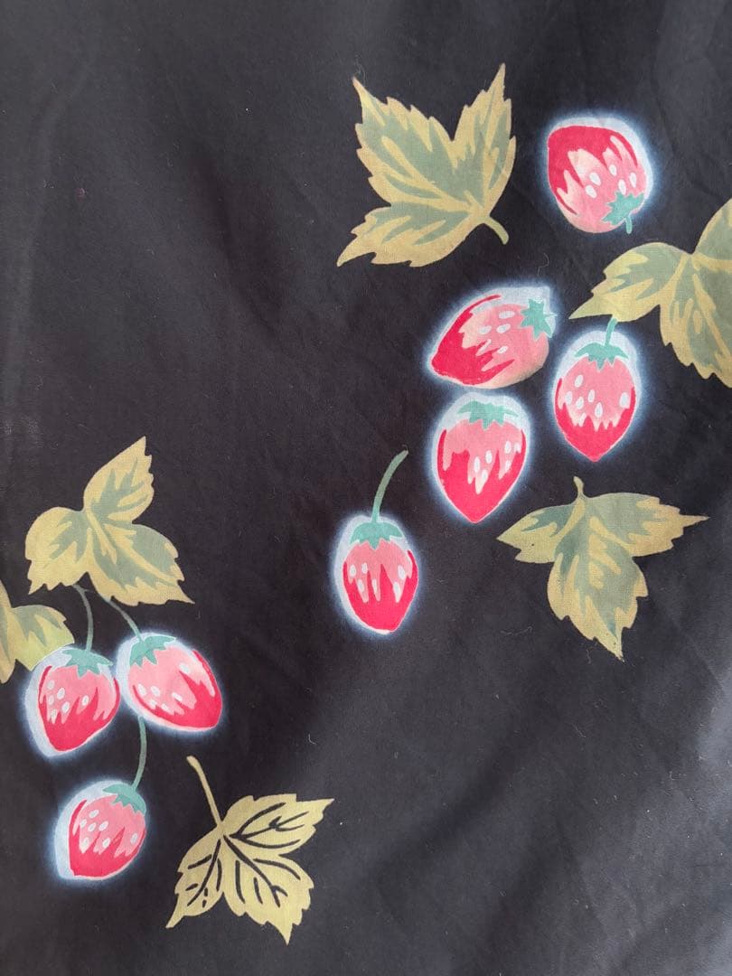 黒地にいちご柄　レディース　浴衣　ゆかた　美品