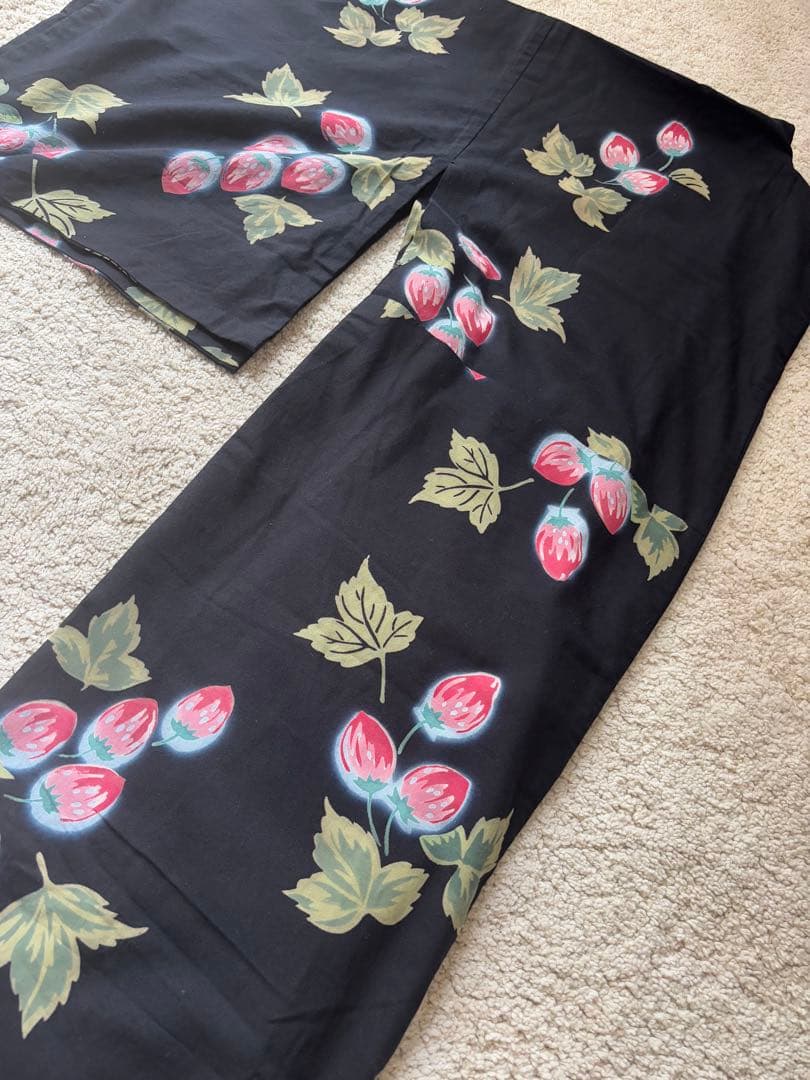 黒地にいちご柄　レディース　浴衣　ゆかた　美品