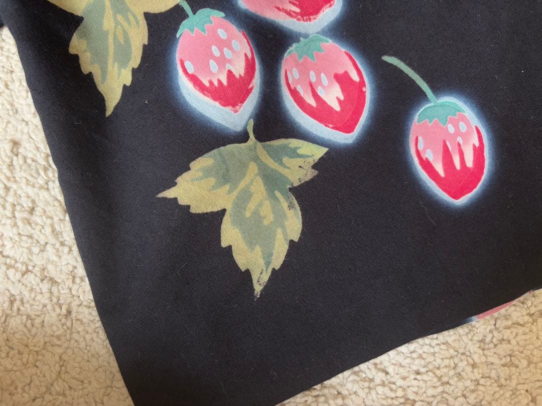 黒地にいちご柄　レディース　浴衣　ゆかた　美品