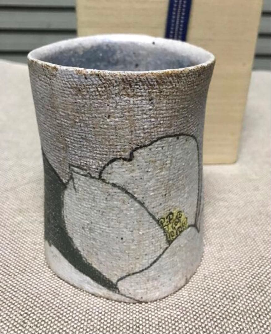 作家もの　人気作家　伊藤東彦 布目　湯呑 白花　共箱 手描き　フリーカップ