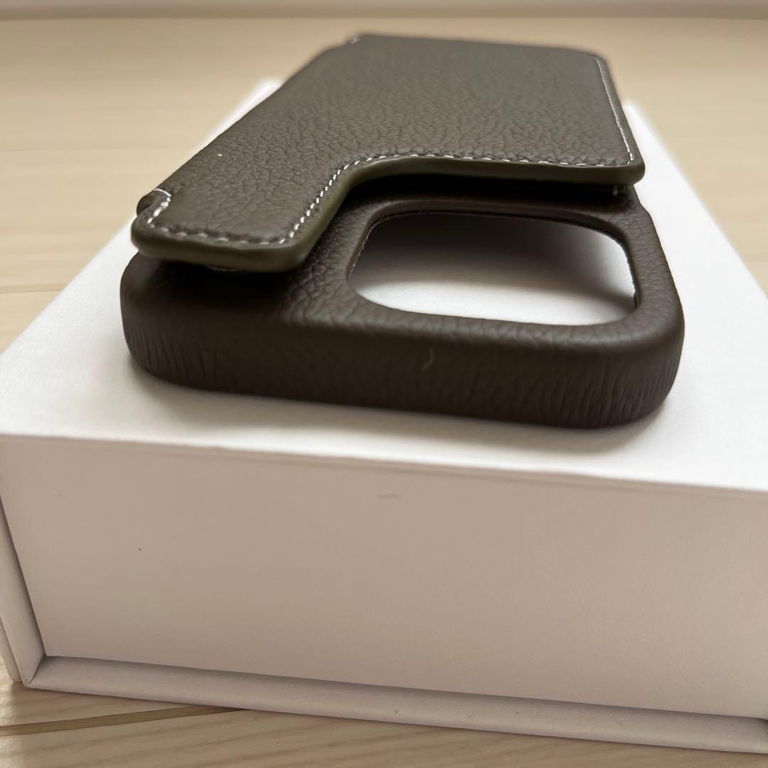 新品未使用☆DEMIU POCHE FLAT IPhone 16Pro エトープ