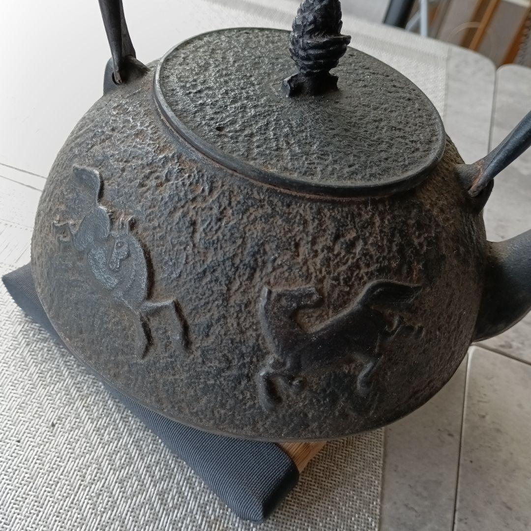 馬の浮彫り 鉄瓶