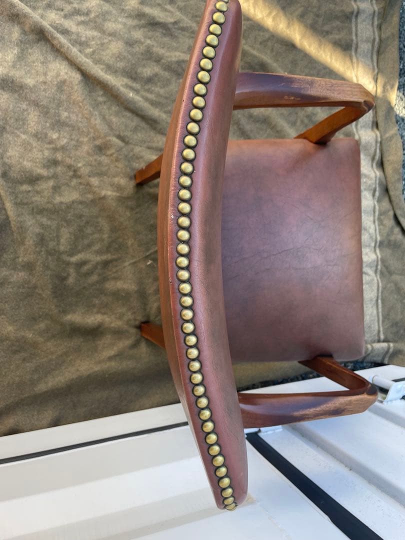 ブラウンフェイクレザー　単鋲アームチェア