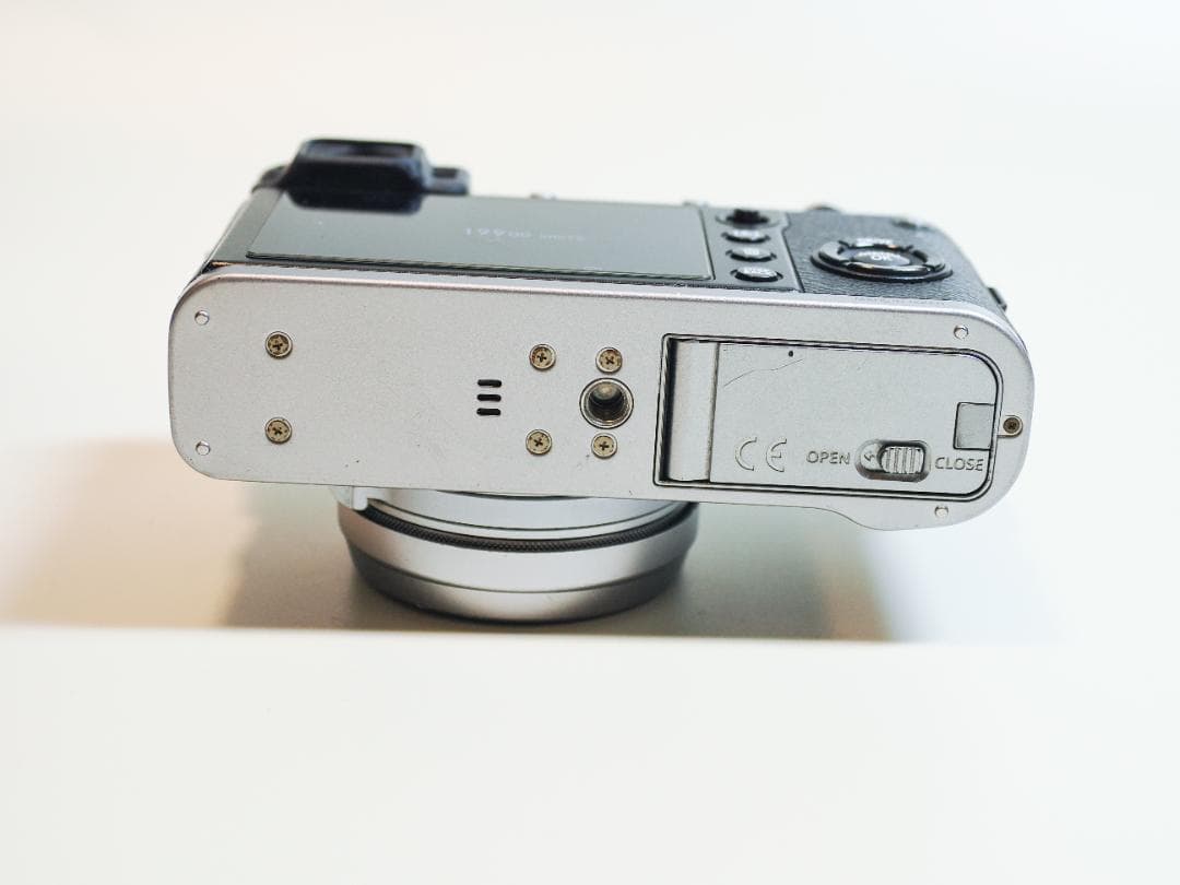 ジ*マ様 富士フィルム　FUJIFILM X100F シルバー 付属多数