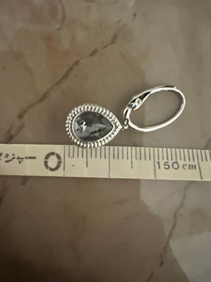 Swarovski スワロフスキー　ドロップ型ピアス