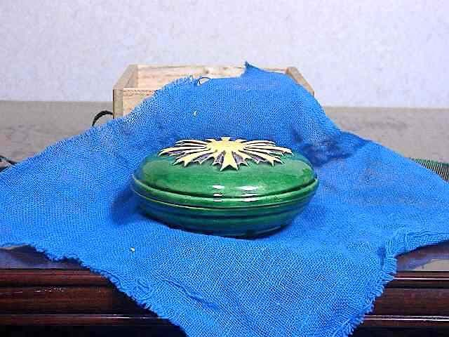 梅上尊融　御好　旭日　交趾香合　初代久世久宝作　無傷　共箱　保証。