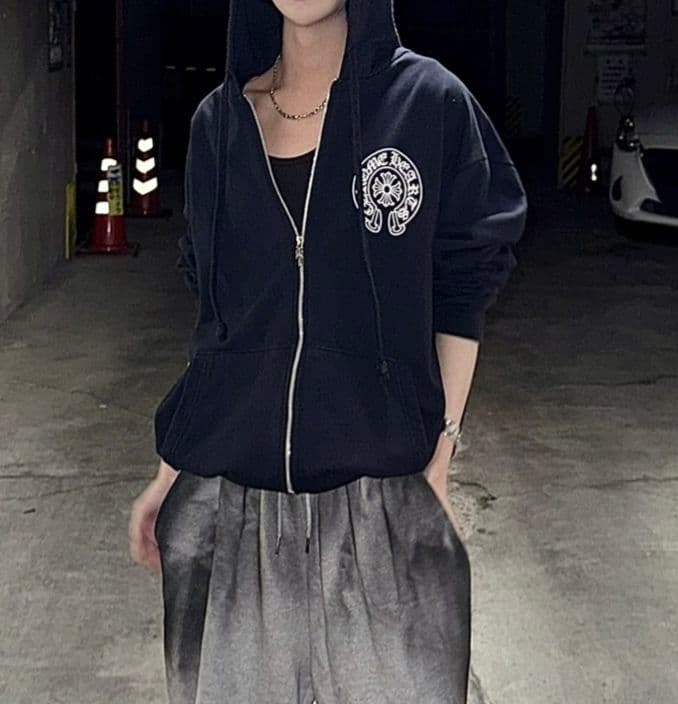 CHROME HEARTSバックホースシュープリントダガージップアップパーカー