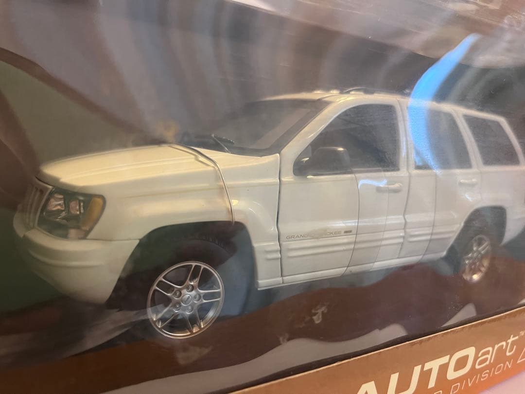 【美品】AUTOart 1/18 Jeep チェロキー 白 箱付 送料込