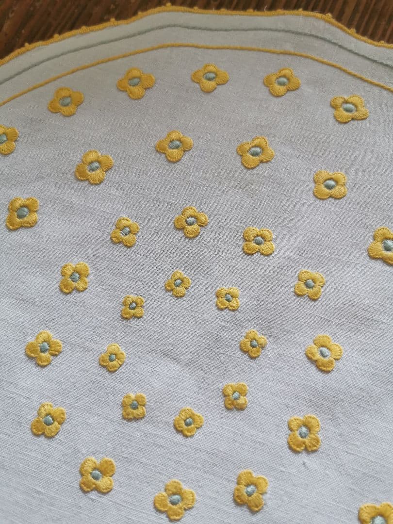 アンティークフランス ４層のぷっくり花刺繍イエロー&ペールブルー リネンドイリー