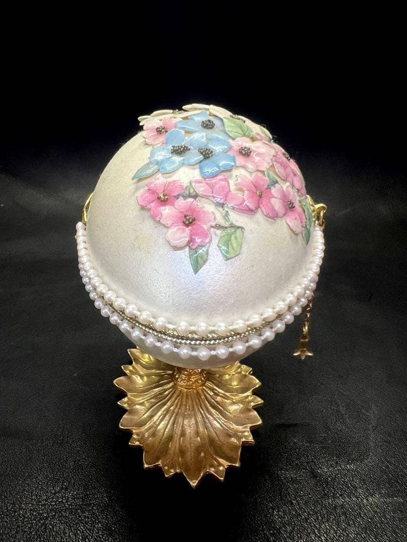 花模様の陶器製卵型ボックス