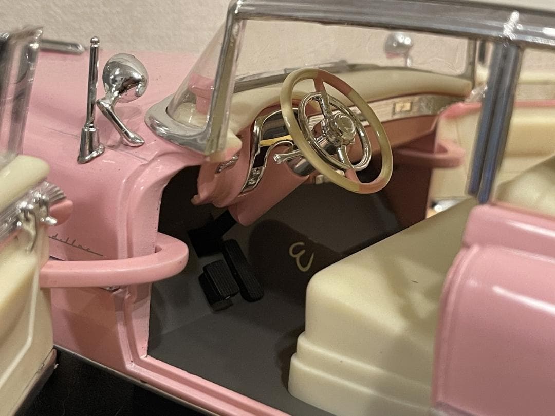 エルビスプレスリー1955年型ピンクキャデラックを忠実に再現したＭＲＣ製1/18