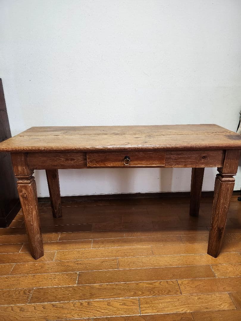 アンティークのテーブル