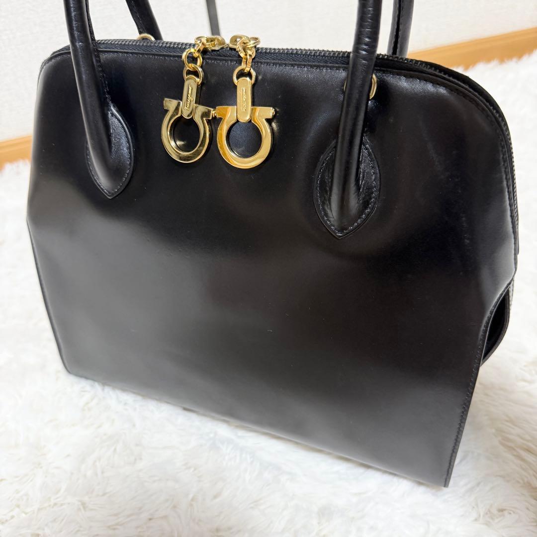 フェラガモ ダブルガンチーニ　ハンドバッグ　ゴールド金具　フォーマル　レザー