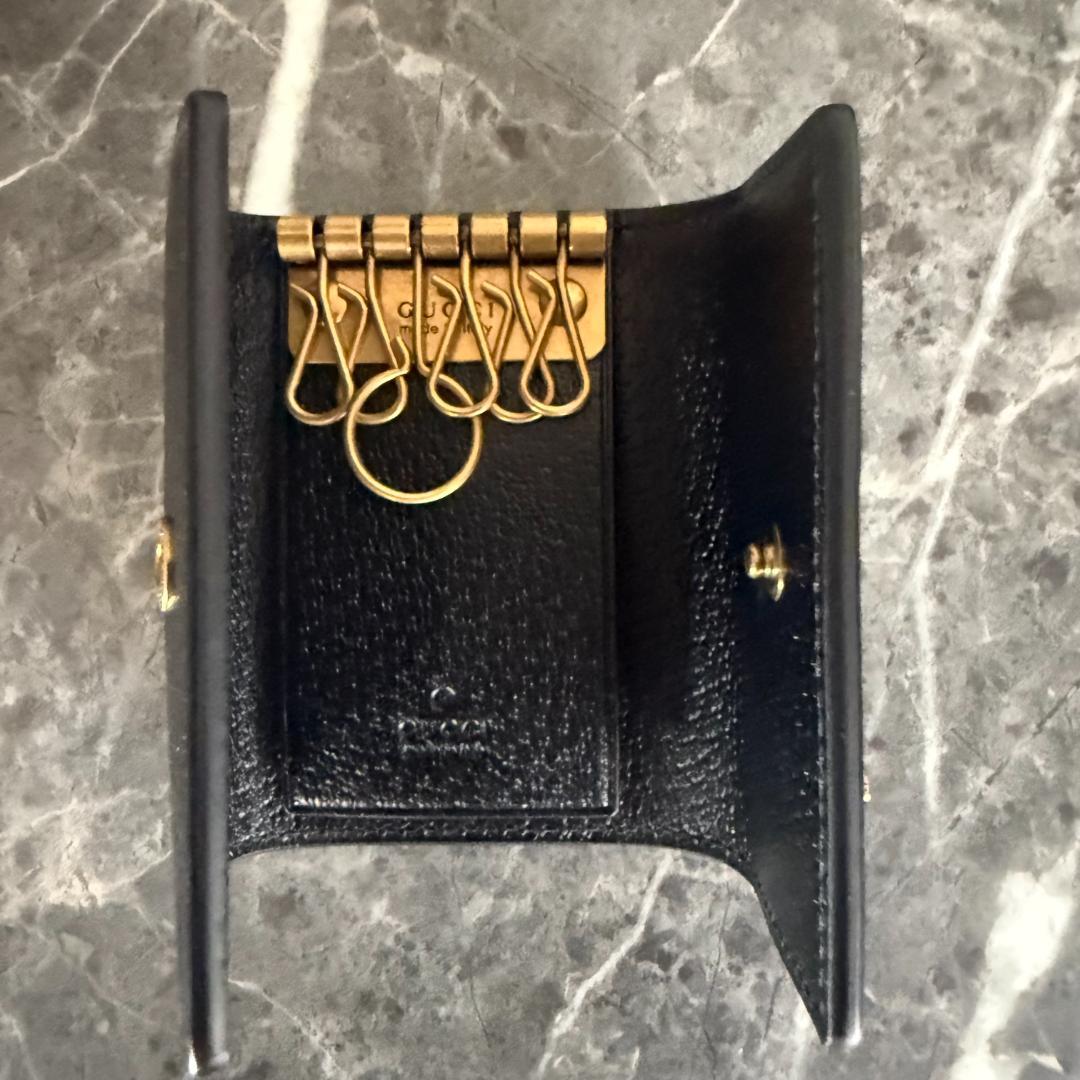 新品未使用 GUCCI ブラックレザーキーケース キーリング 蜂モチーフ