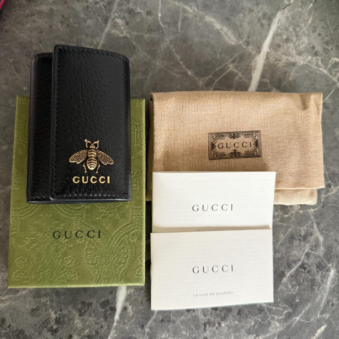 新品未使用 GUCCI ブラックレザーキーケース キーリング 蜂モチーフ