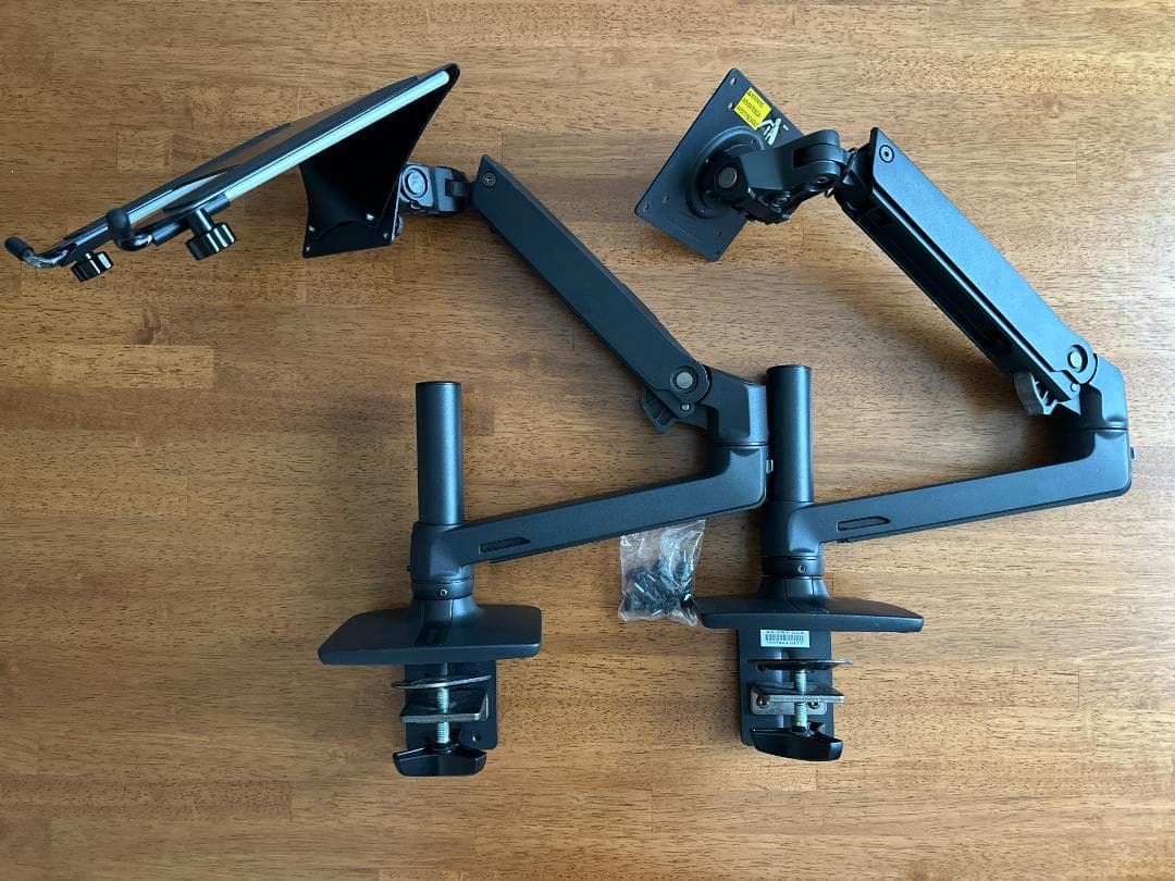 エルゴトロン モニターアーム（*2）とトレイ