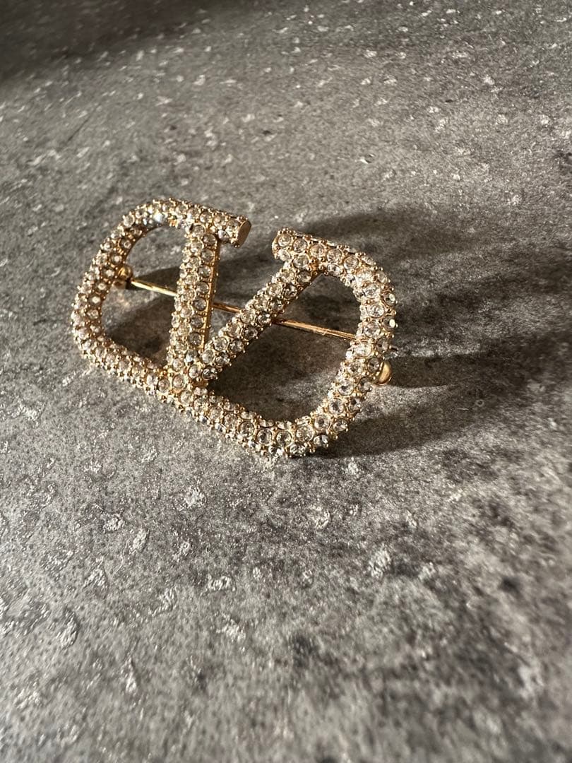 VALENTINO ヴァレンティノ ブローチVロゴ シグネチャー クリスタル