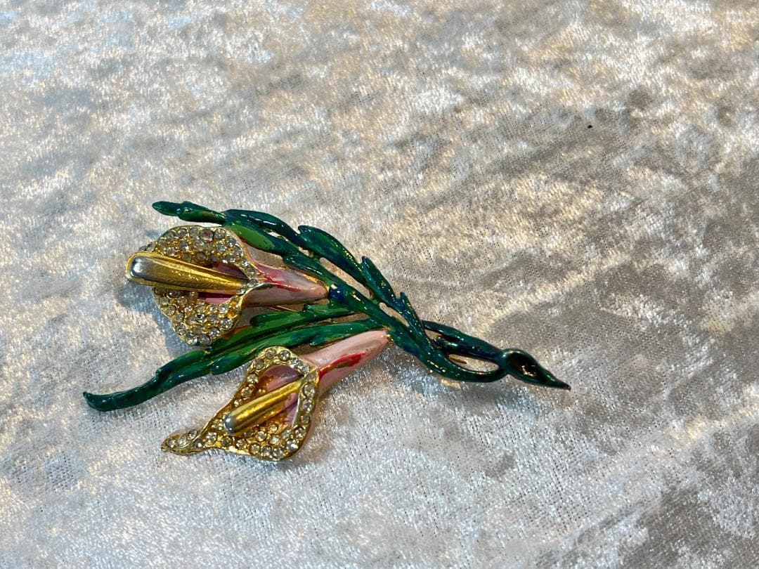 シャネル（Chanel）の水芭蕉の花のブローチ　エナメル　刻印あり