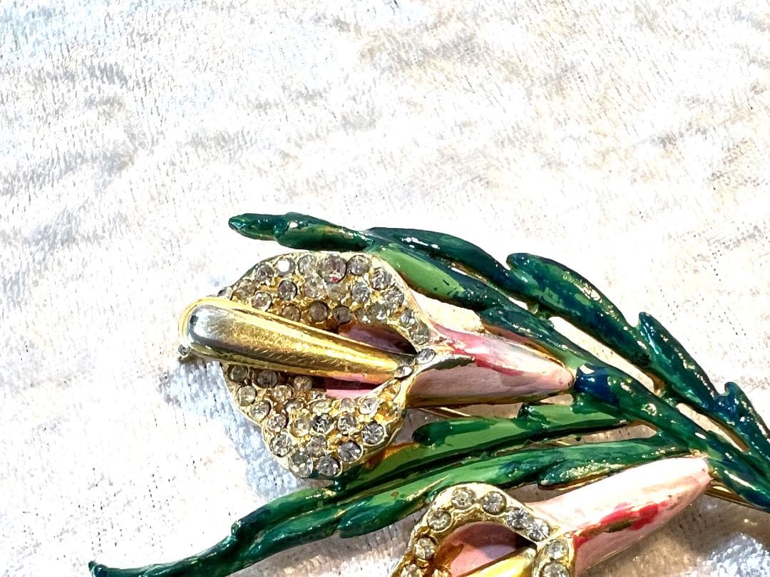 シャネル（Chanel）の水芭蕉の花のブローチ　エナメル　刻印あり