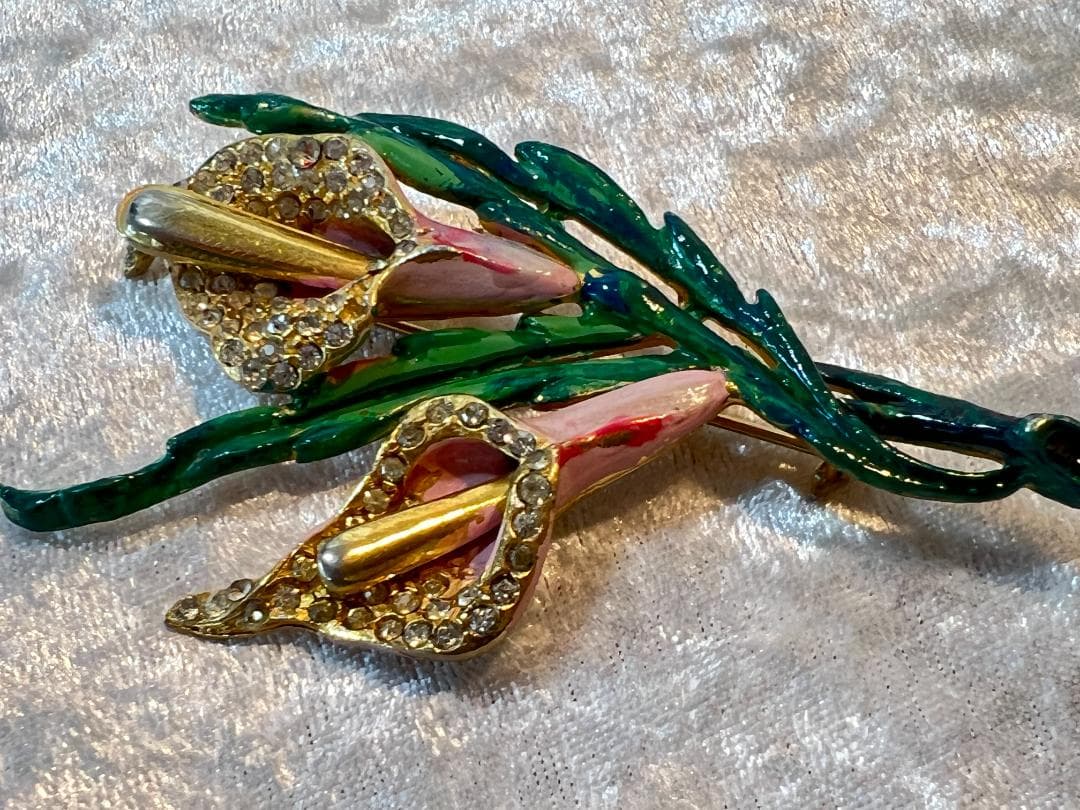 シャネル（Chanel）の水芭蕉の花のブローチ　エナメル　刻印あり