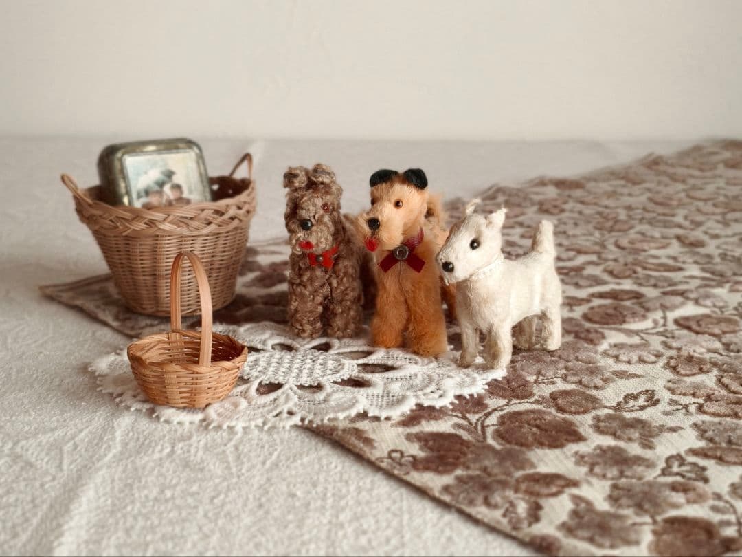 * vintage dog ❀ * 赤い勲章リボンの テリアさん