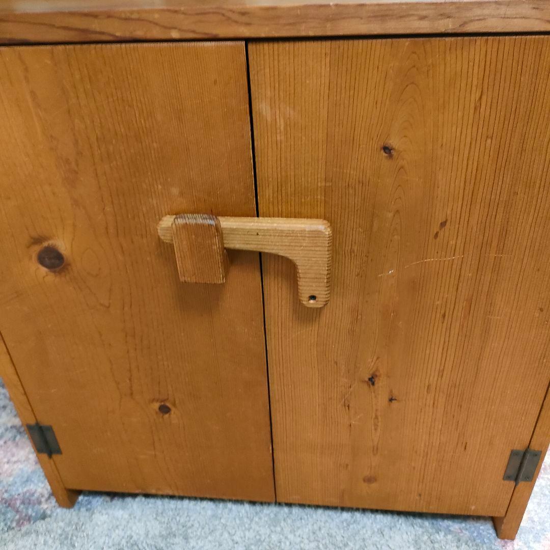 木製 キャビネット 無垢材 ナチュラル家具 回転ラッチ付き カントリー風 収納棚