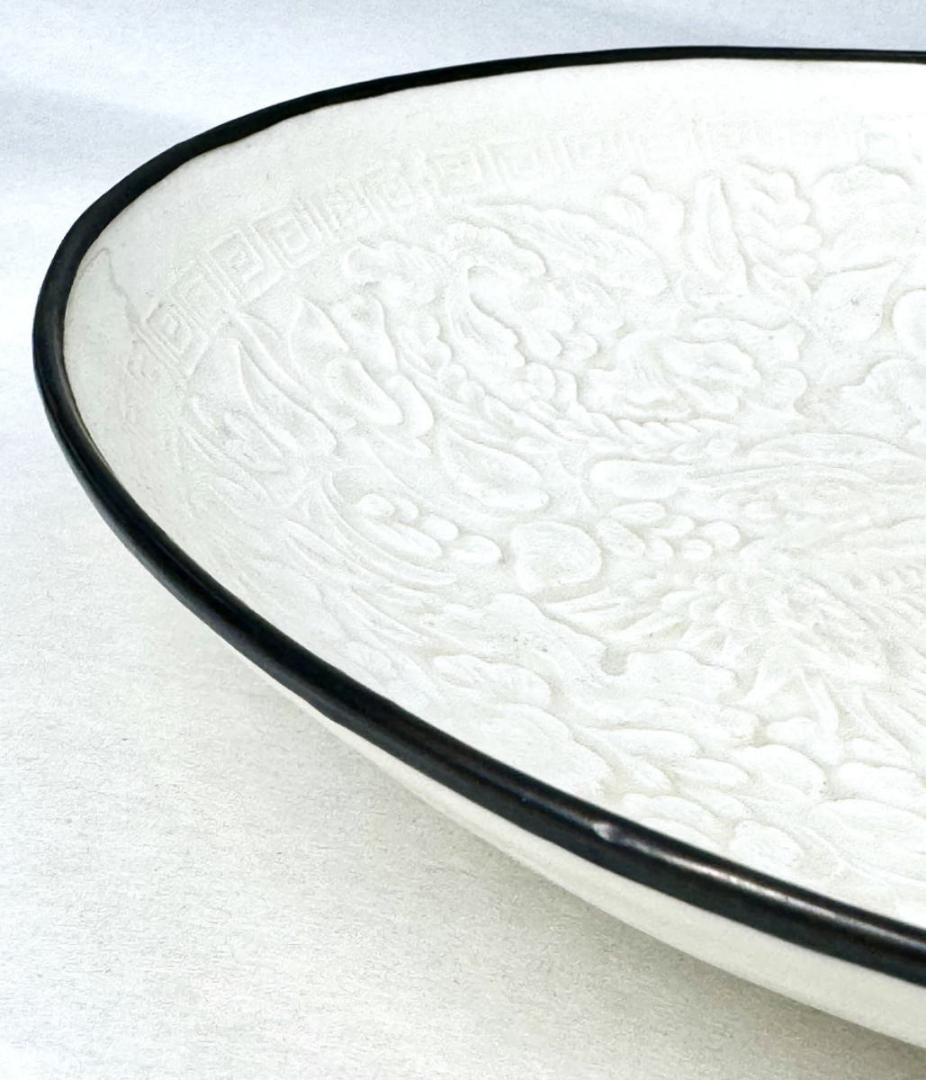 北宋時代 「東宮」銘 定窯白磁刻鳳凰花文銀縁平茶碗 骨董 古玩茶器WWTT007