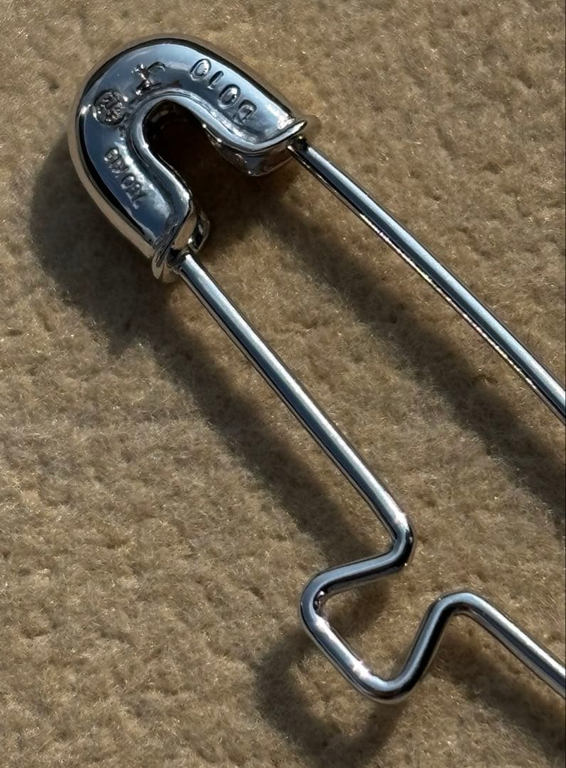 K18 ダイヤ入り　安全ピン　ブローチ　メガネホルダー　三越