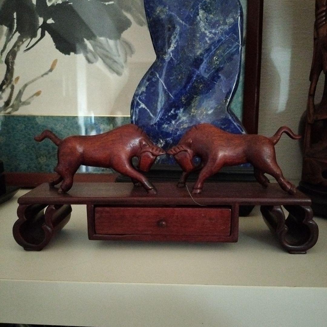 牛の彫刻 引き出し付き台座 花梨木製