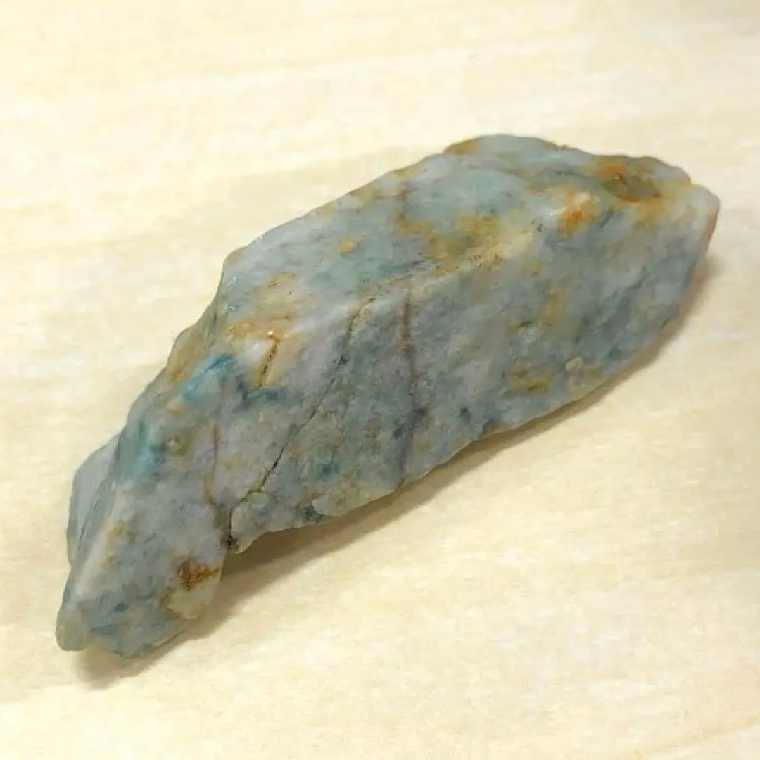 糸魚川翡翠　入りコン沢青翡翠　38g　鉱物標本