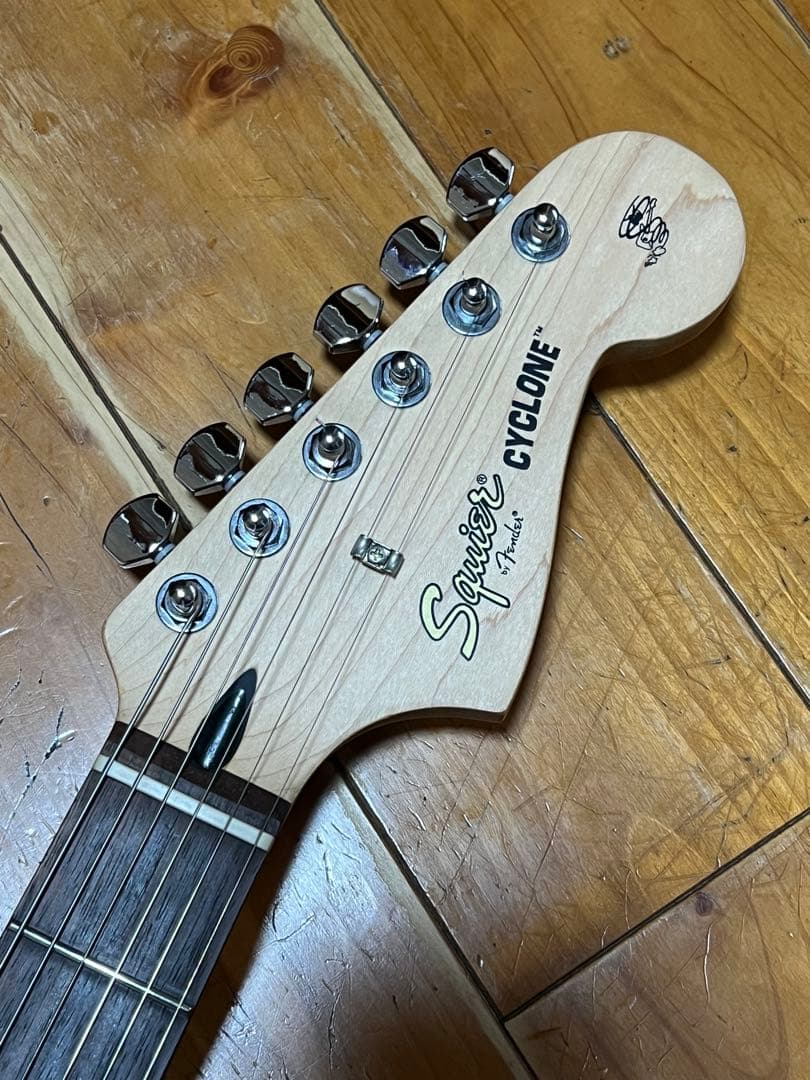 美品 Squier スクワイヤ サイクロン CYCLONE /ミディアムスケール
