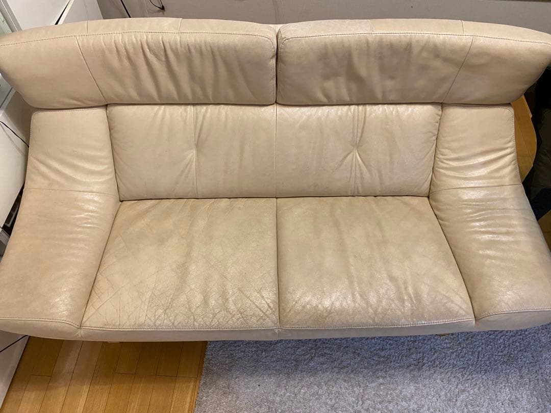 カリモク家具　ベージュレザー2人掛けソファ